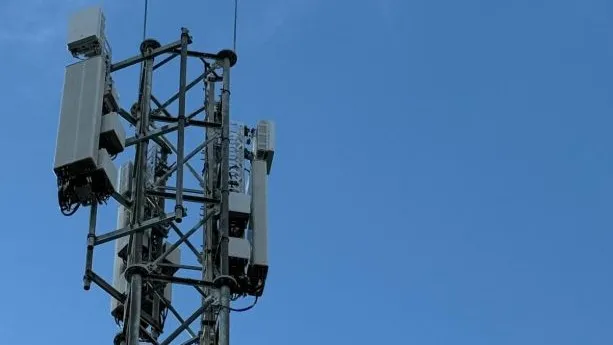 O2 deploys pre-assembled mobile mast in Sandwich