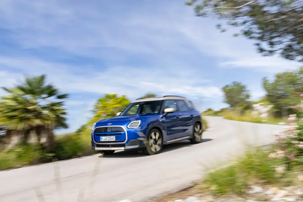 Mini updates electric Countryman models with a new SiC inverter