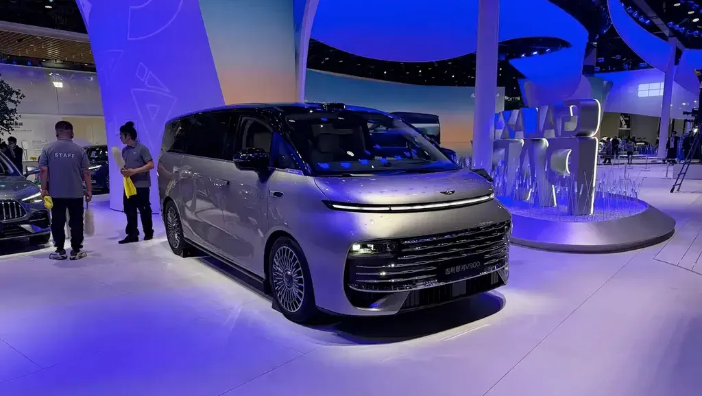 Geely Galaxy V900 EREV MPV unveiled at Auto Guangzhou