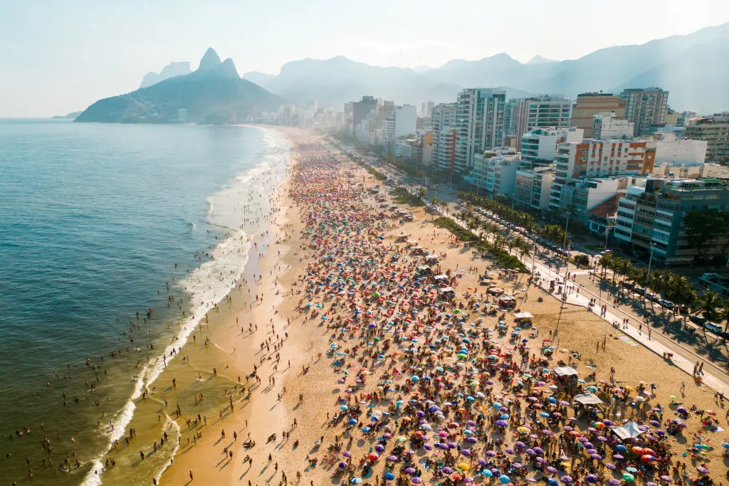 Giga-MIMO and SBFD for 6G upper-midband networks