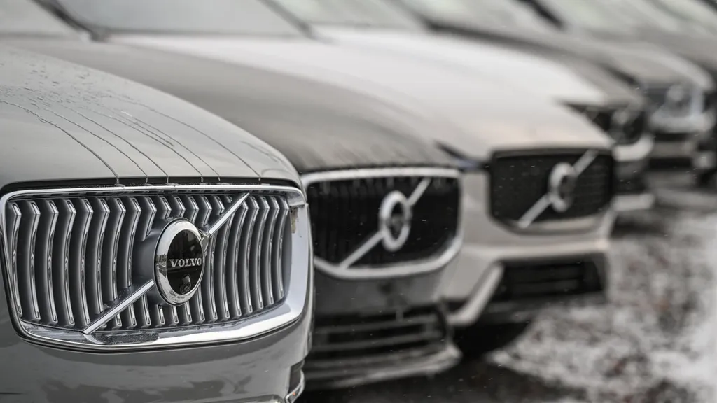 Volvo Cars shares fall after Q4 operating income drop