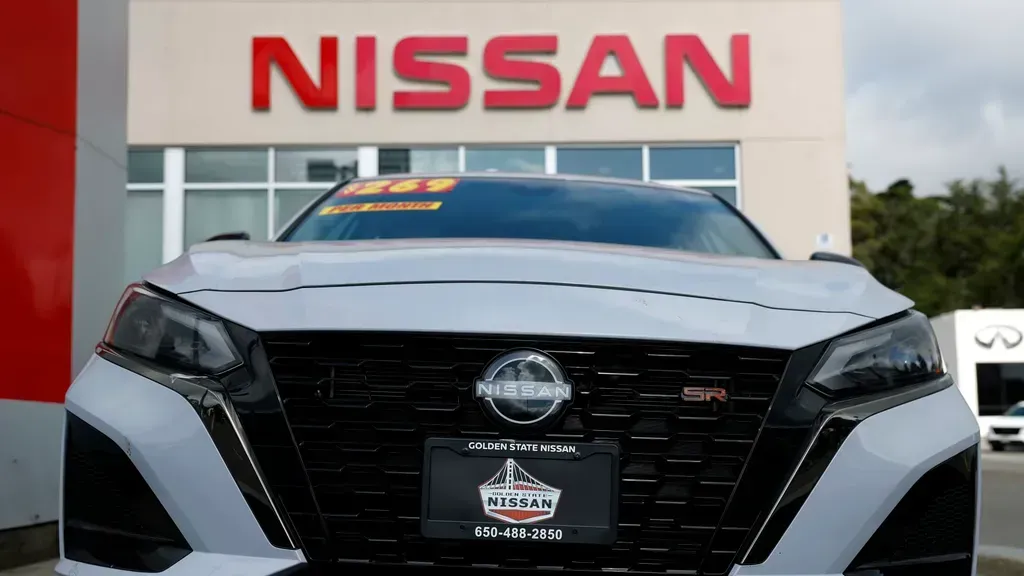 Nissan Shares Fall on Mercedes-Benz Stake Sale Plans