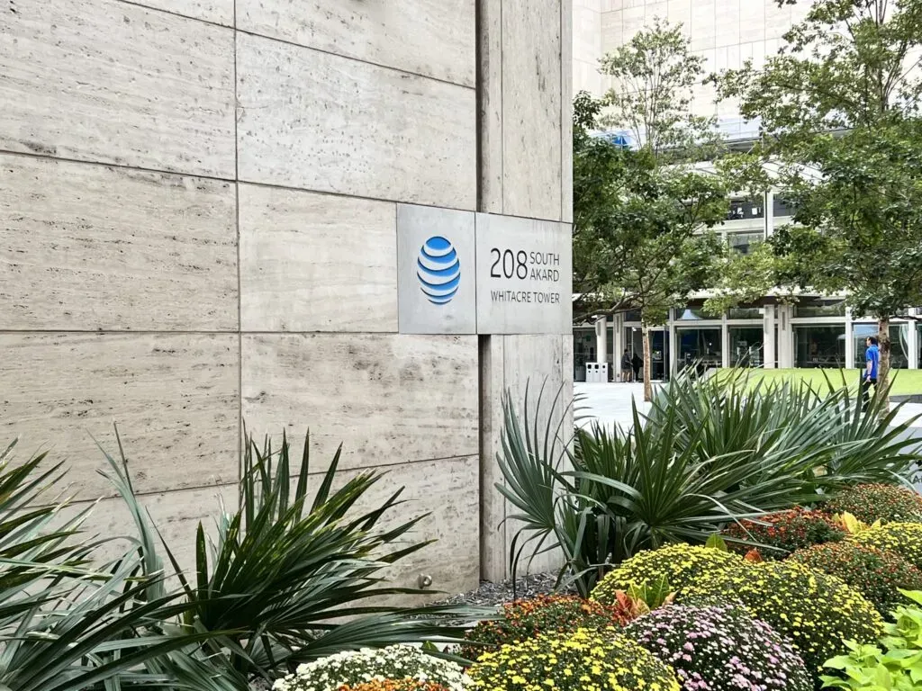 AT&T Advances Network Strategy with Spectrum and Open RAN