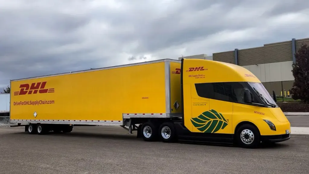 Tesla Semi features 822 kWh pack and 800 km range