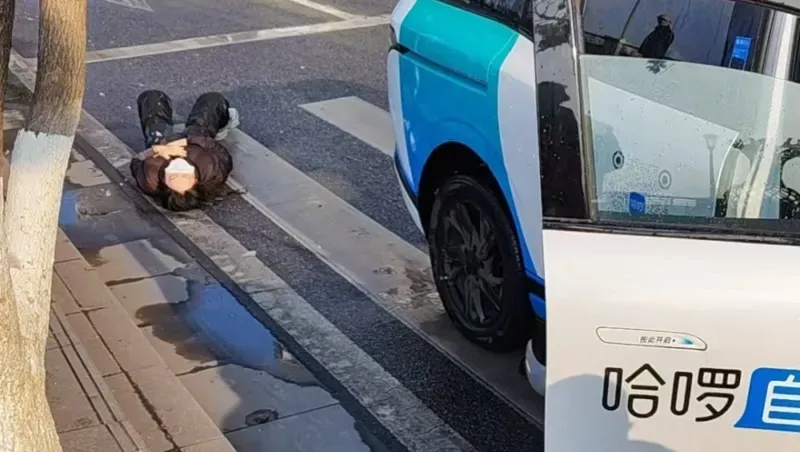 Autonomous vehicle collision in Zhuzhou injures two