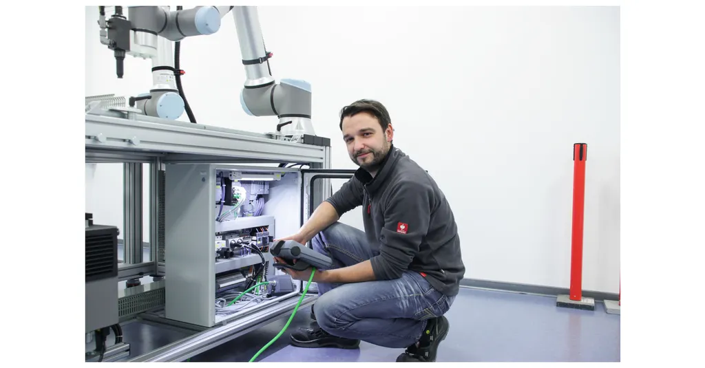 Universal Robots Integrates Standard Robot Command Interface with Siemens PLCs