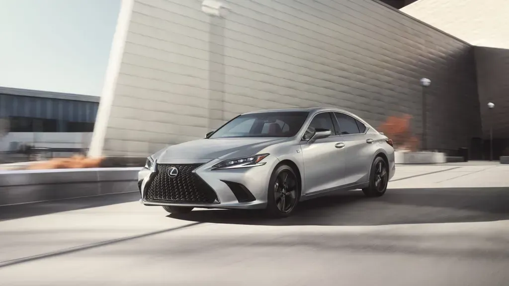 2025 Lexus ES Hybrid Maintains Fuel Efficiency at 44 mpg Combined
