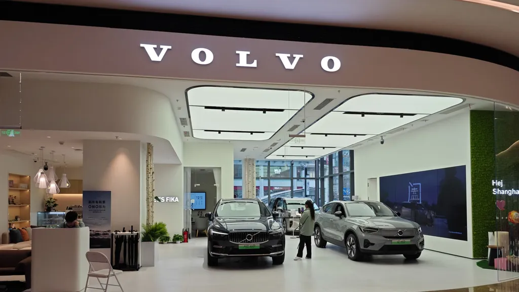 Volvo Cars Adjusts Margin and Revenue Aims Amid EV Strategy Shift