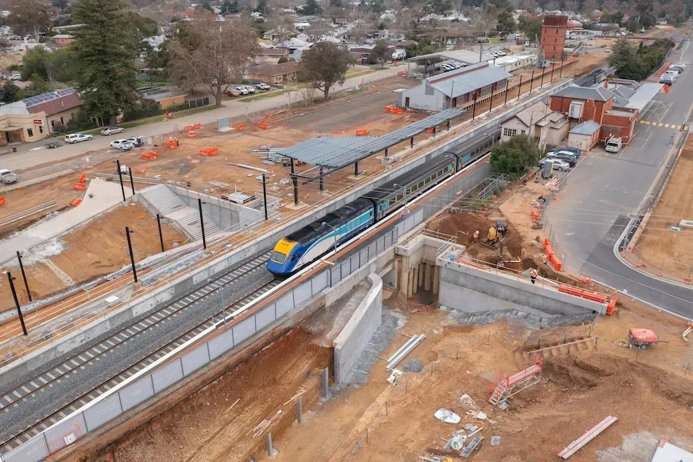 Inland Rail advances bridge, track and signalling works in Victoria