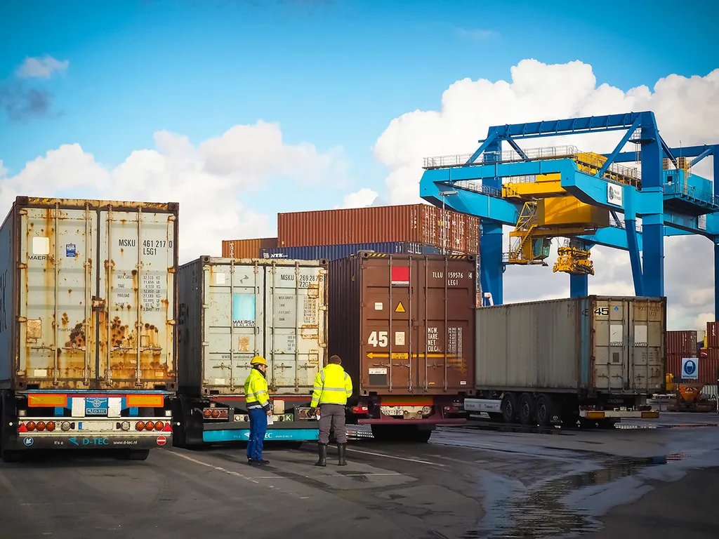 Benefits of Implementing Vehicle Tracking Systems