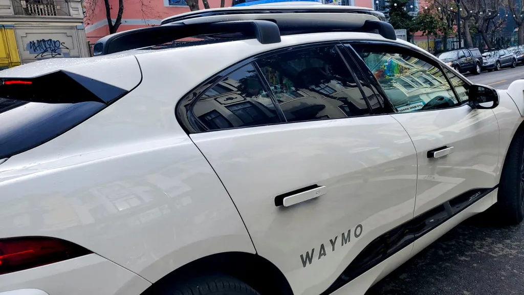 Waymo Leads U.S. Robotaxi Market as Competitors Emerge
