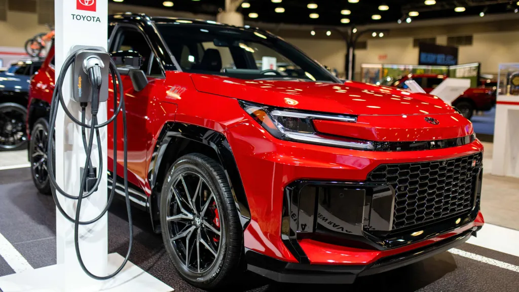 Hybrid Toyota RAV4 demand outstrips US dealer supply