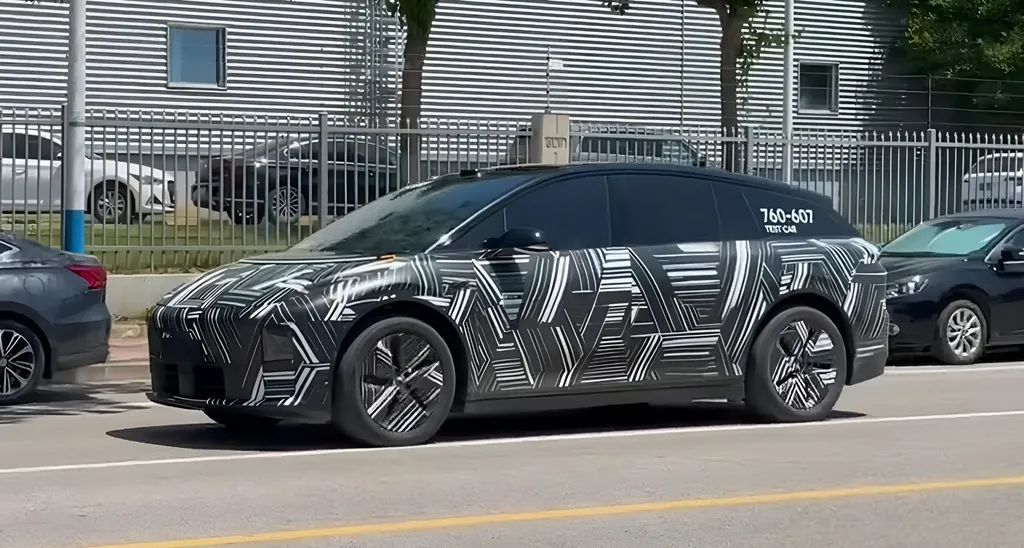 Li Auto Unveils Mid-Size Electric SUV i6 with Sept Launch