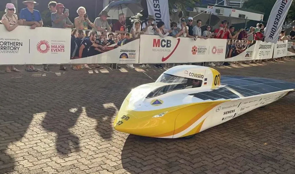 Solar cars begin 3,000km Bridgestone World Solar Challenge