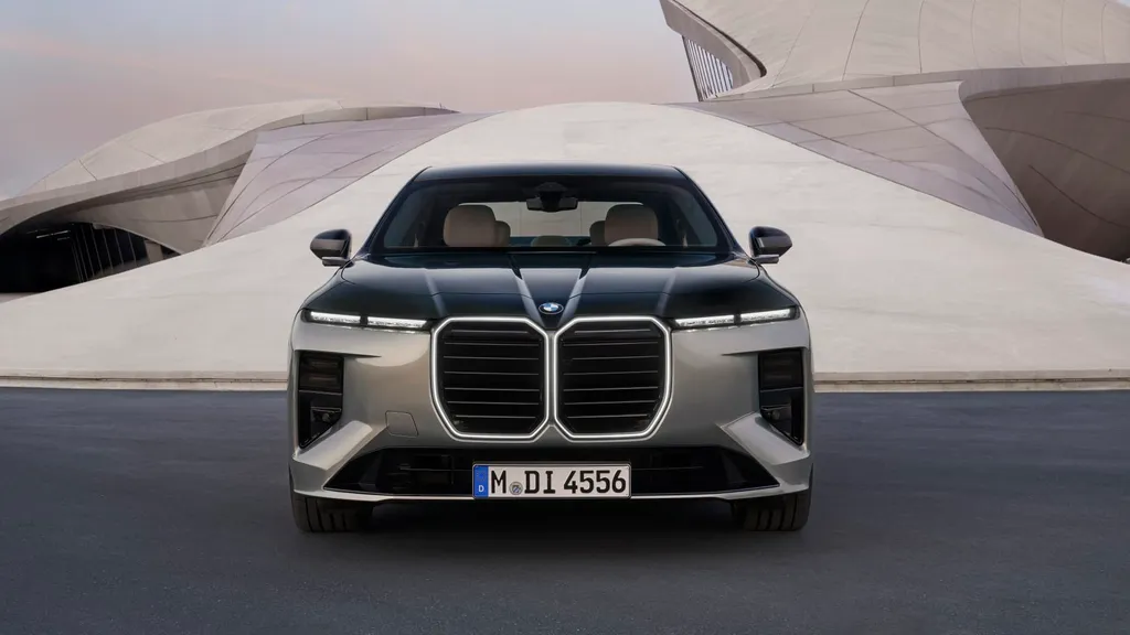 BMW to continue producing 7 Series saloons