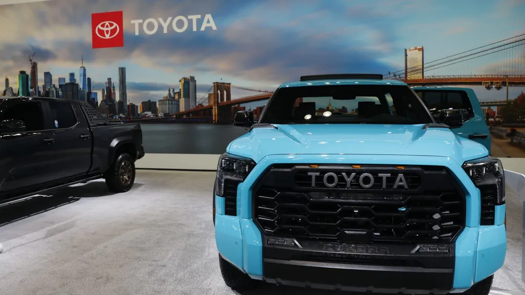 Toyota narrows gap with GM in US sales