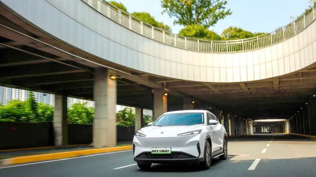 Dongfeng debuts mass-produced car with Beidou navigation