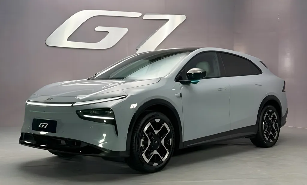Xpeng Unveils G7 Electric SUV with Advanced AR-HUD