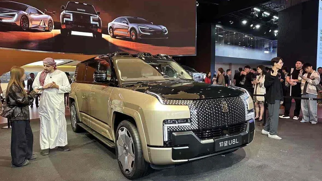 BYD Unveils Yangwang U8L Luxury SUV at Auto Shanghai 2025